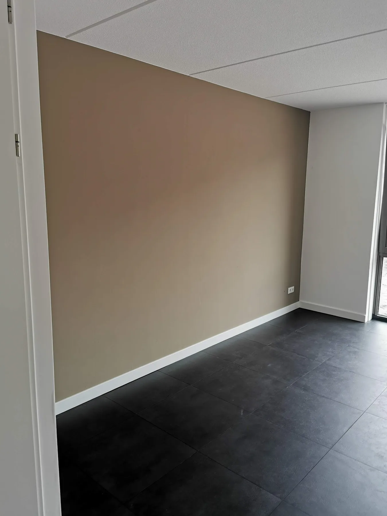Strak geschilderde accentwand